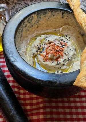 Une photo de 🧄Babaghanoush 🍆un délice d’aubergine 🌶️
