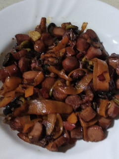 Una foto de Revoltijo de verduras con Frankfurts