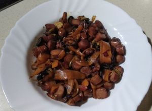 Una foto de Revoltijo de verduras con Frankfurts