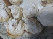 Una foto de profiteroles rellenos de crema pastelera