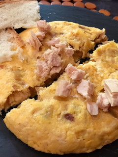 Una foto de Mini tortilla de patatas con cebolla y bonito en escabeche