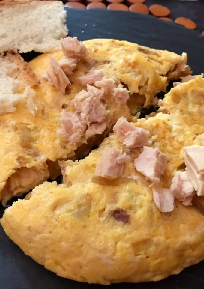 Una foto de Mini tortilla de patatas con cebolla y bonito en escabeche