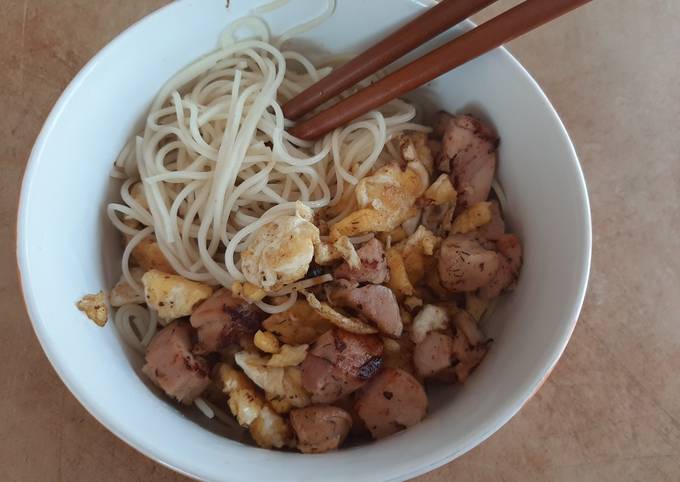 Ramen noodles with eggs and chicken