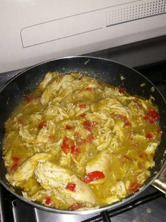 Una foto de Pollo en salsa verde y chile pimiento