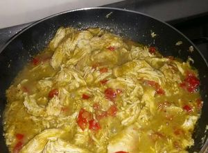 Una foto de Pollo en salsa verde y chile pimiento
