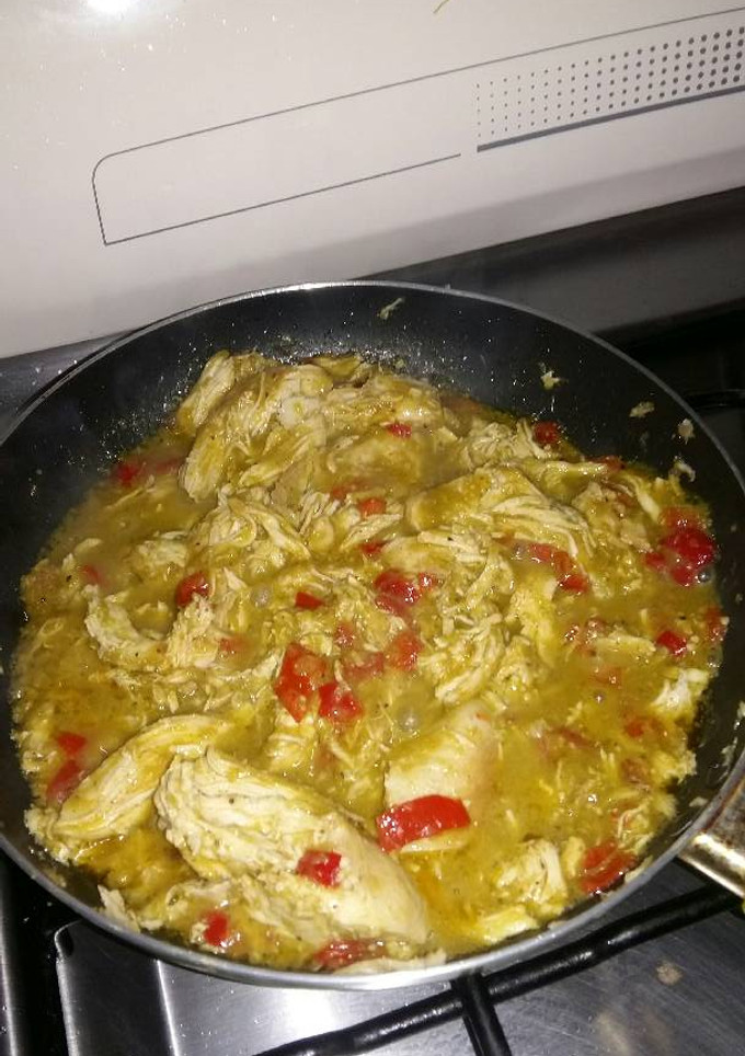 Una foto de Pollo en salsa verde y chile pimiento