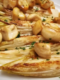 Una foto de Endivias a la plancha con champiñones al ajillo