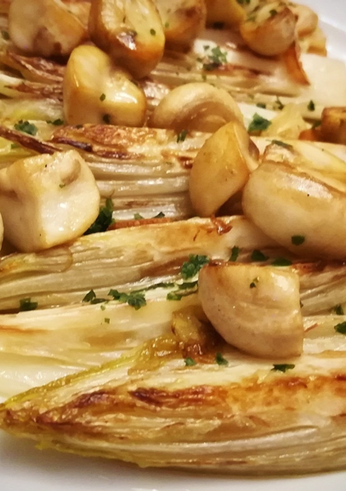 Una foto de Endivias a la plancha con champiñones al ajillo