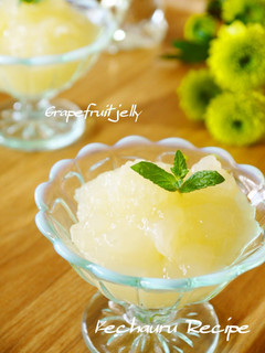 A picture of Jiggly Grapefruits Jello.