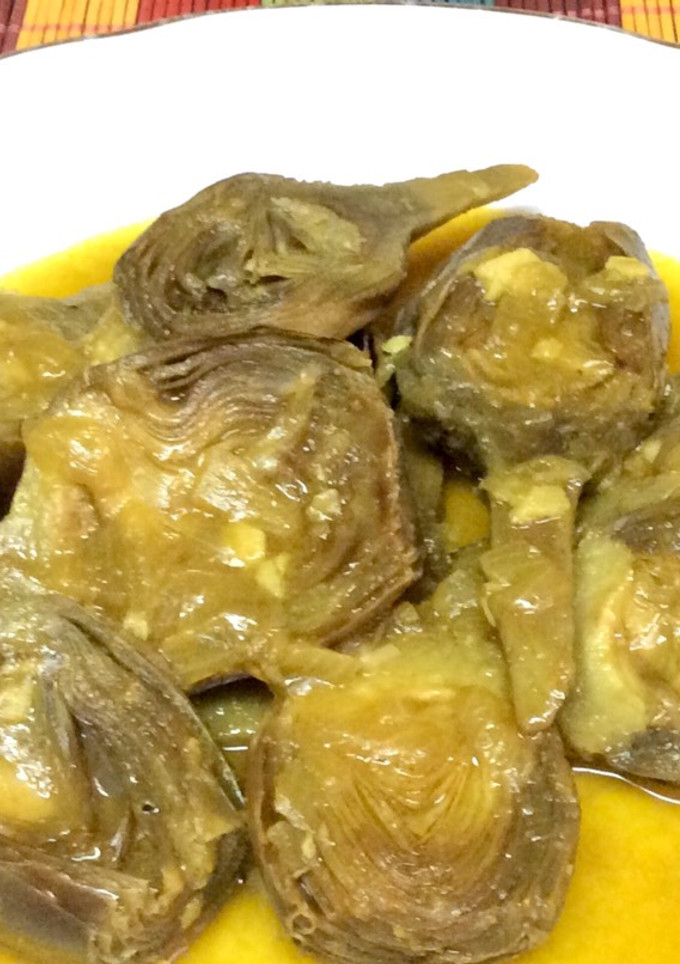 Una foto de Alcachofas en salsa con miga de pan y pimentón