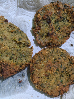 Una foto de Falso falafel (o torrejas de pan rallado)