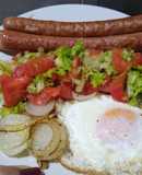 Panchos con ensalada, cebolla y huevo frito. En minutos.