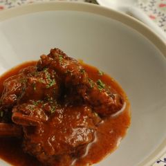 A picture of Simmered Spare Ribs in Red Wine Sauce (with a pressure cooker).