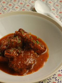 A picture of Simmered Spare Ribs in Red Wine Sauce (with a pressure cooker).