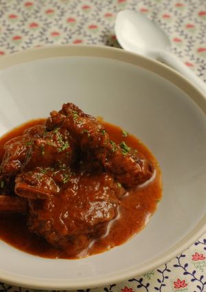 A picture of Simmered Spare Ribs in Red Wine Sauce (with a pressure cooker).