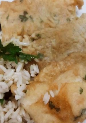 Una foto de Merluza a la romana y arroz seco con olivas mallorquinas