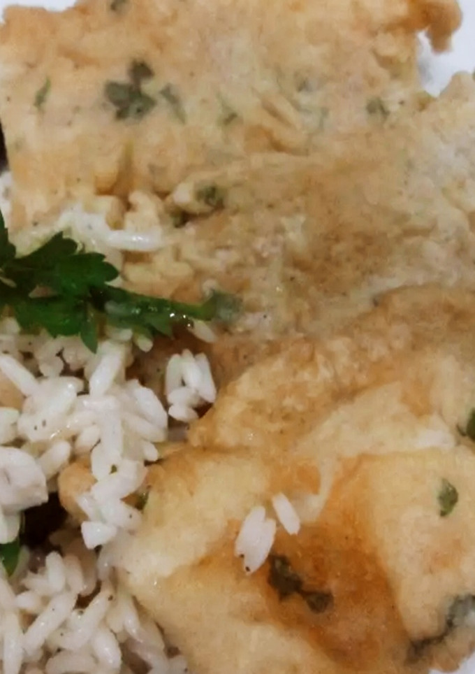 Una foto de Merluza a la romana y arroz seco con olivas mallorquinas