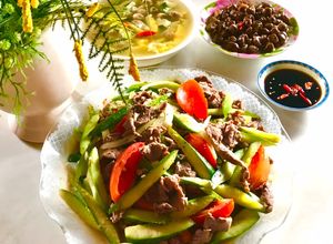 Hình của món Mâm cơm gia đình bò xào dưa leo, canh chua nấm nấu thơm (khóm, dứa) bắp cải, nấm kho tiêu.