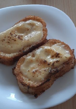 Una foto de Torrijas con crema pastelera y caramelizadas