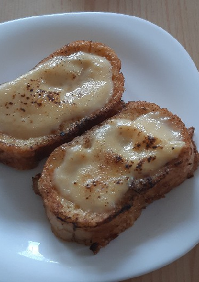 Una foto de Torrijas con crema pastelera y caramelizadas