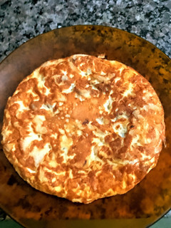 Una foto de Tortilla de champiñones y cebolla