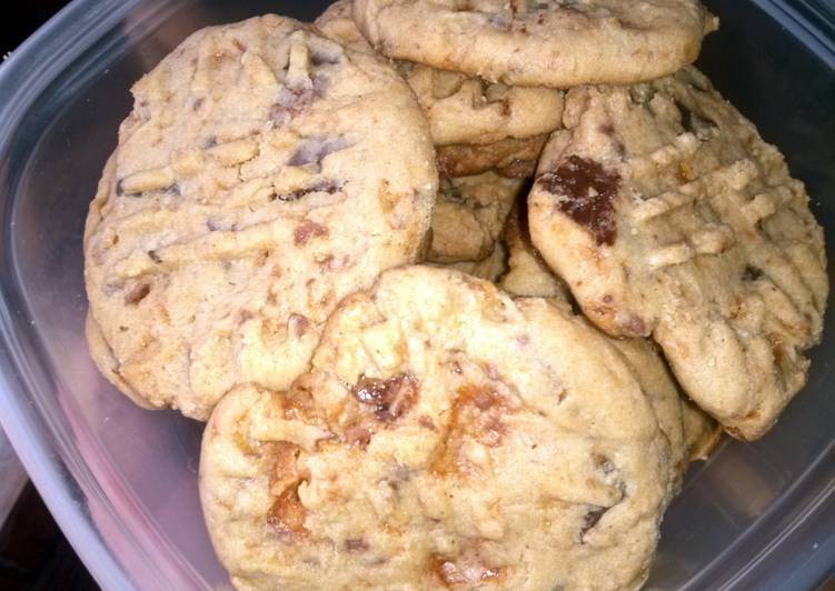 Recipe of Ultimate Butter finger Peanut Butter Chocolate Chunk Cookies