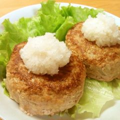 A picture of Inexpensive Bean Sprout Hamburger Steaks With Japanese-Style Grated Daikon Radish.