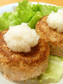 A picture of Inexpensive Bean Sprout Hamburger Steaks With Japanese-Style Grated Daikon Radish.