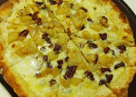 Pizza a la piedra con leche de peras y roquefort