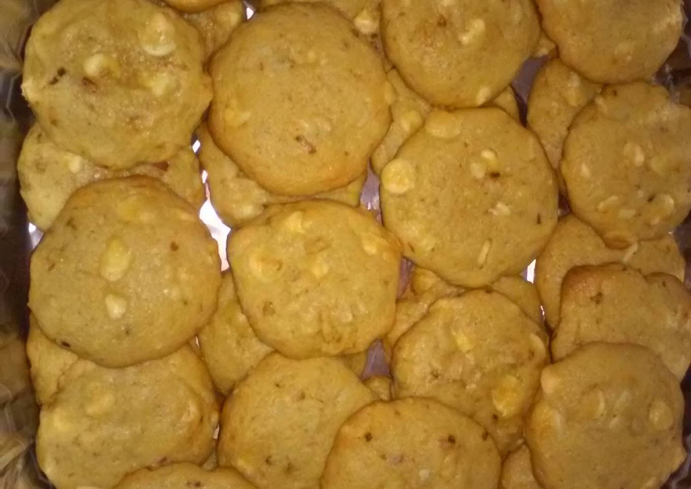 *White Chocolate Macadamia Cookies With Coconut*