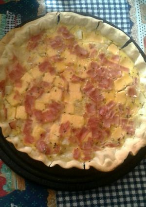 Una foto de Tarta de cebolla, queso y jamón