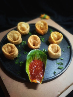 चिकन फ्राईड मोमोज विथ देसी तडका (chicken fried momos recipe in marathi) रेसिपी चे मुख्य फोटो
