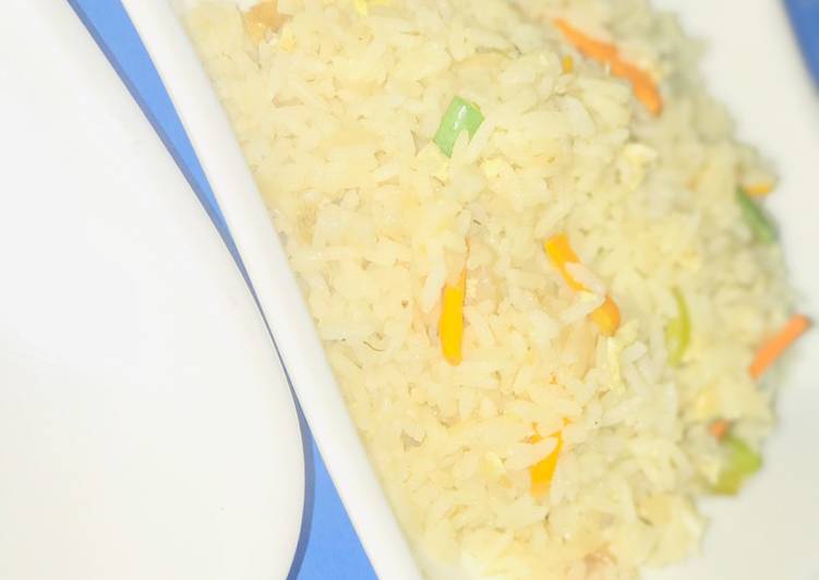 Frying rice with egg and vegetables