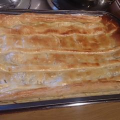 A picture of Creamy spinach and chicken pie.