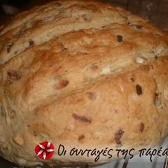 A picture of Super easy cheese bread with onion, olives and oregano.