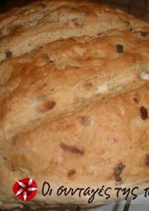 A picture of Super easy cheese bread with onion, olives and oregano.