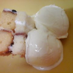 A picture of Irmgards Lemon/orange & Coconut Icecream.