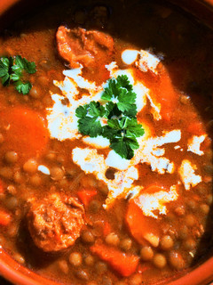 Una foto de Goulash de lentejas con chorizo
