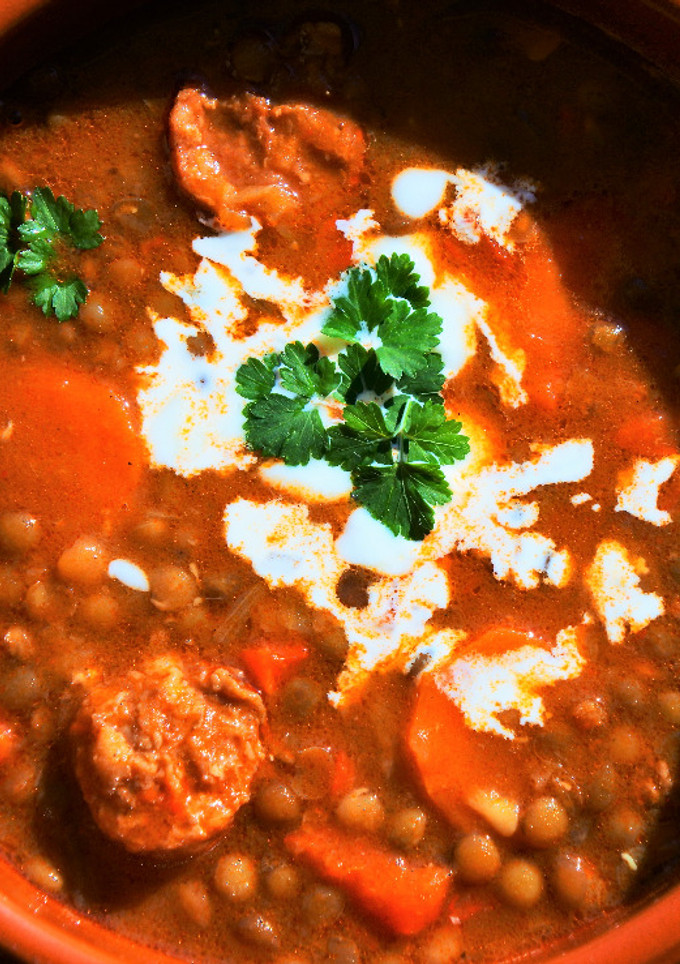 Una foto de Goulash de lentejas con chorizo