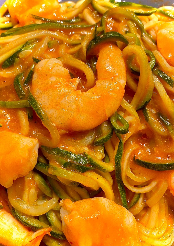 Una foto de Espagueti de calabacín con langostinos 🦐🥒 Calapasta (Para 2 personas)