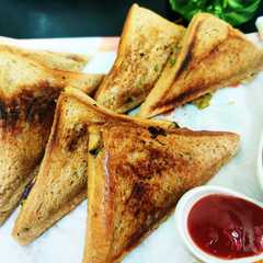 A picture of स्प्रिंग अनियन सैंडविच (Spring onion sandwiich recipe in Hindi).