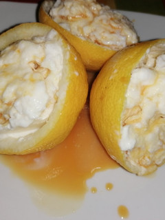 Una foto de Helado de limón y leche condensada con caramelo