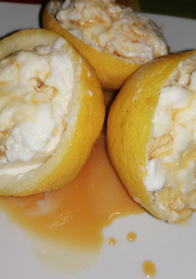 Una foto de Helado de limón y leche condensada con caramelo