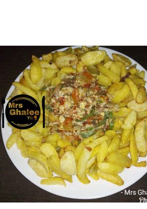 A picture of Chips with egg sauce.
