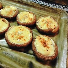A picture of Shiitake Mushroom Mayonnaise & Cheese Bake with Shichimi Spice.