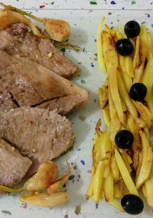Una foto de Filetes de jamón al ajillo y salteado de verduras con frutos secos y aceitunas