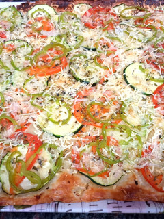 Una foto de Coca de hojaldre con verduras y queso