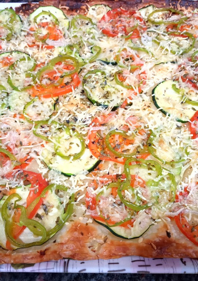 Una foto de Coca de hojaldre con verduras y queso
