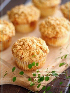A picture of Caramel Crumble Muffins.