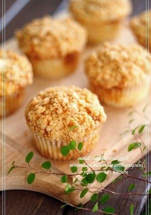 A picture of Caramel Crumble Muffins.